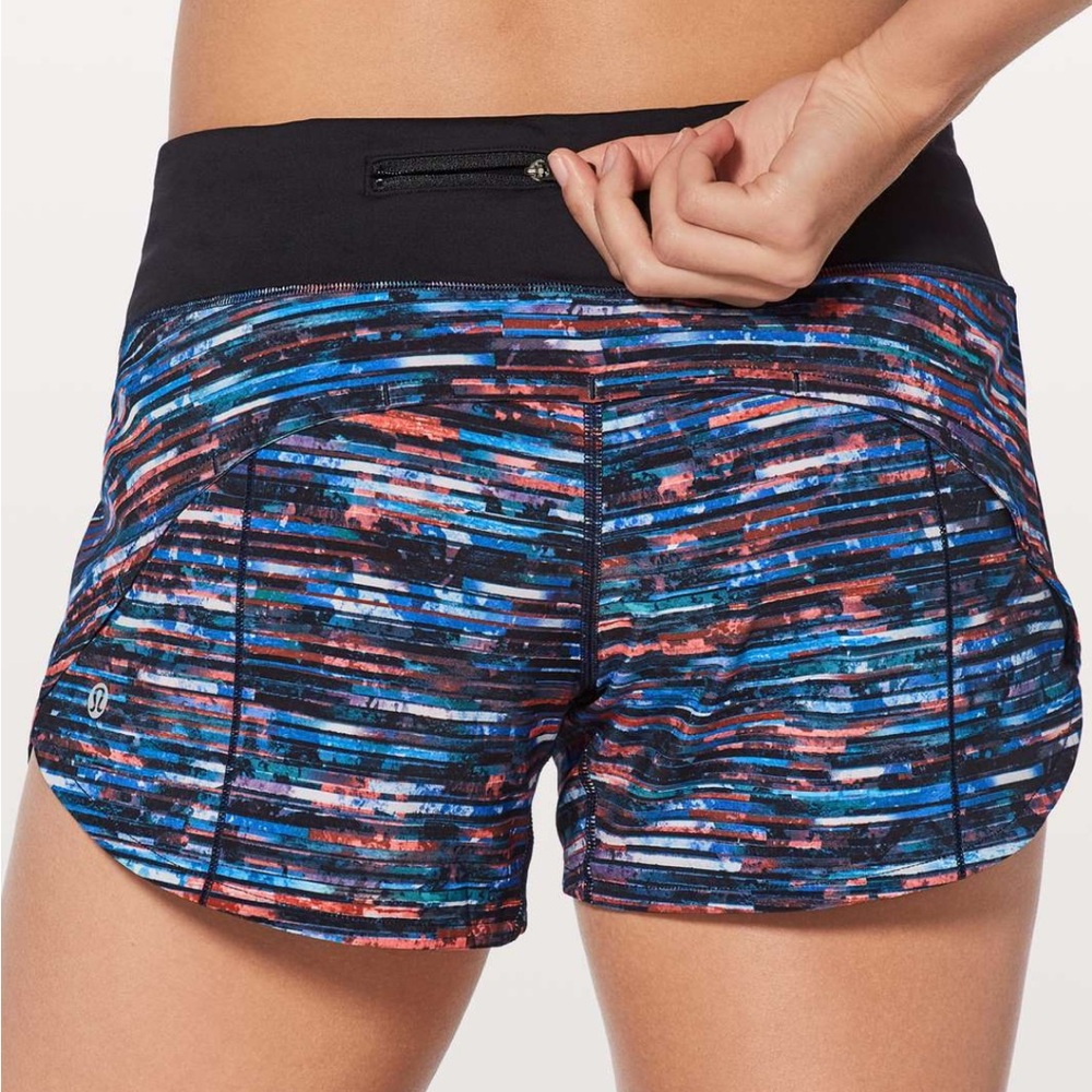 Lululemon Speed Up
Short 2.5"
Hinshu Alpine White Multi /
Black